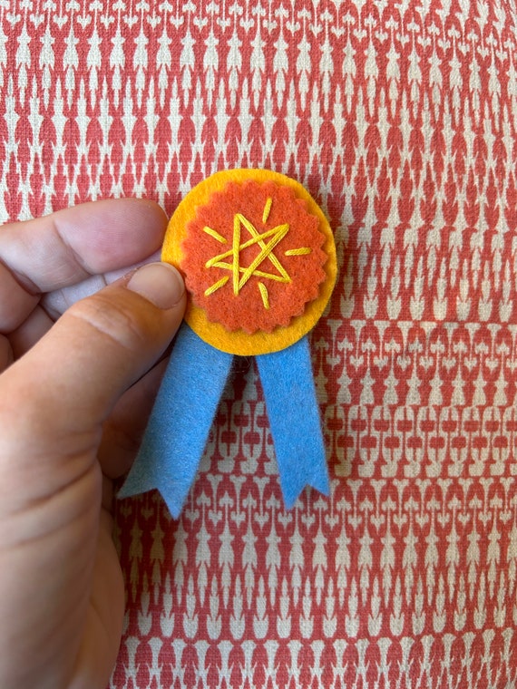 手作りの刺繍入り星型フェルトバッジ - Etsy 日本
