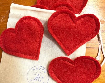 Conjunto de cinco broches artesanais em formato de coração para o Dia dos Namorados.