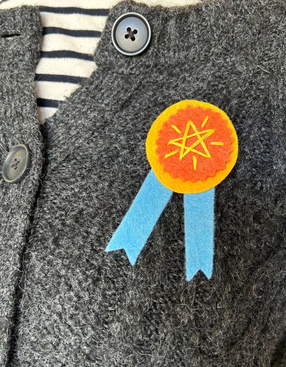 手作りの刺繍入り星型フェルトバッジ - Etsy 日本