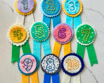 手刺繍のフェルト数字バースデーバッジ、誕生日のお祝い用のカスタム