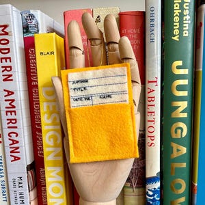 Enfeite de cartão de biblioteca de feltro feito à mão, decoração de Natal bordada para amantes de livros, presente retrô para bibliotecários, enfeite de árvore literária