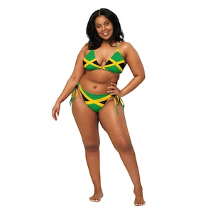 Peut inclure: Une femme portant un bikini vert, jaune et noir avec le motif du drapeau jamaïcain. Le haut du bikini est de style triangle et le bas est de style à nouer sur les côtés.