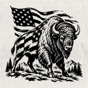 Puede incluir: Una ilustración gráfica en blanco y negro de un bisonte de pie en un paisaje con pinos y montañas. El bisonte presenta un patrón de la bandera estadounidense en su cuerpo, y una gran bandera estadounidense ondea en el fondo.