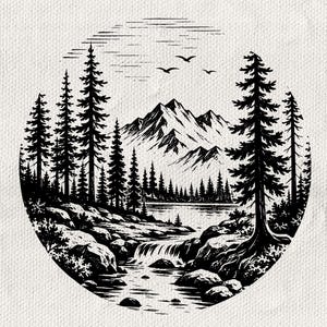 Può includere: Un'illustrazione circolare a inchiostro bianco e nero che raffigura un paesaggio montano con un ruscello, rive rocciose e una fitta foresta di pini alti. Tre uccelli sono visibili nel cielo sopra le vette montuose frastagliate.
