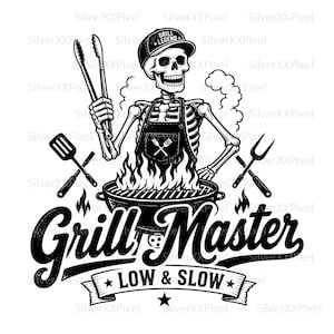 Pode incluir: Ilustração a preto e branco de um esqueleto a grelhar. O esqueleto usa um boné com a inscrição "GRILL LEGEND" e um avental com utensílios cruzados. A imagem inclui o texto "Grill Master LOW & SLOW".