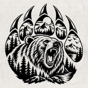 Puede incluir: Una ilustración gráfica en blanco y negro que presenta una cabeza de oso rugiendo integrada en la forma de una gran huella de pata. El diseño incorpora siluetas detalladas de cadenas montañosas, bosques de pinos, un sol y aves volando.