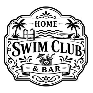 Può includere: Un'insegna decorativa in bianco e nero con il testo HOME SWIM CLUB & BAR. Il design include illustrazioni di palme, una piscina con scaletta e trampolino, e un bicchiere da cocktail in stile tiki con cannuccia e ombrellino.