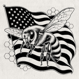 Puede incluir: Una ilustración gráfica en blanco y negro que presenta una abeja detallada frente a una bandera estadounidense ondeando. El diseño incluye patrones geométricos de panal en el fondo, realizados con líneas de alto contraste.