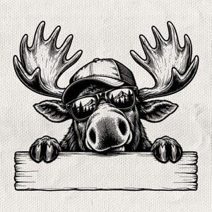 Könnte beinhalten: Eine schwarz-weiße Illustration im Tusche-Stil eines Elches, der eine Baseballkappe und eine Sonnenbrille mit Bergwald-Spiegelung trägt. Der Elch stützt seine Hufe auf ein leeres, rechteckiges Holzschild mit detaillierter Linienführung.