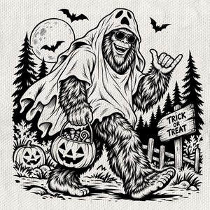 Op de afbeelding: Een zwart-witte grafische illustratie van een harig wezen in een spookkostuum met een zonnebril, die een pompoen-snoepemmer vasthoudt. De scène bevat een volle maan, vleermuizen, dennenbomen en een houten bord met de tekst TRICK OR TREAT.