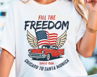 Retro rotes Fahrzeug Clipart mit Flaggenflügeln, klassisches USA Road Trip Car PNG, Route 66 Design für Sublimation, Vintage Travel Art