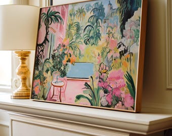 Puede incluir: Una pintura colorida de una escena de jardín con una casa rosa, vegetación exuberante y una piscina azul en el fondo. La pintura está enmarcada en un marco de madera claro.