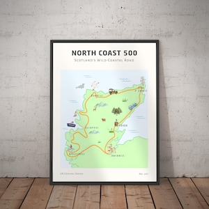 Può includere: Stampa incorniciata della North Coast 500, la Wild Coastal Road scozzese. La mappa presenta una massa terrestre verde con un percorso arancione tortuoso, illustrazioni di veicoli e testo, tra cui "Inverness" e "Ullapool". La stampa è etichettata "UK Coastal Series No. 001".