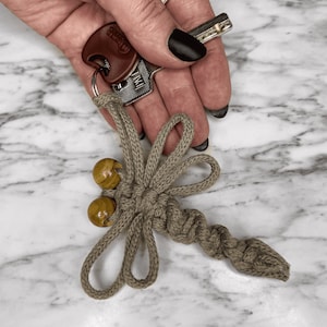 Juego de 2 llaveros de macramé para pulsera, llavero de libélula, macramé bohemio, dijes para bolsos, llaveros de crochet, macramé artesanal con libélula