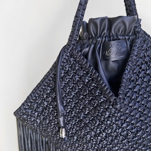 Korbtasche aus gestricktem Schnur-Lederimitat | Lange Fransen | Innenbeutel aus Öko-Leder | Boho-Stil | Schwarze Farbe