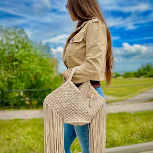 Handgemachte Weidentasche mit langen Fransen, Innenbeutel aus Baumwolle an einem Seil mit Holzperlen, Boho-Stil, hellbeige Farbe, ECO-Produktion