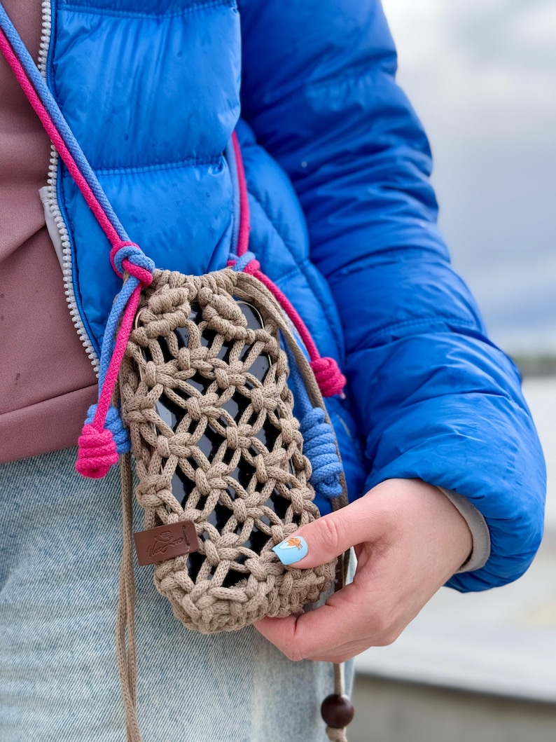 Handmade macrame phone bag with boho pattern – perfect for festivals or everyday wear.