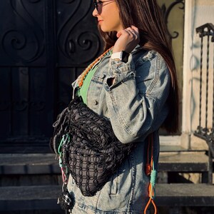 Macrame crossbody bag in urban boho style — lightweight, roomy, and full of character. Styled with denim for a bold city vibe.