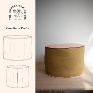 Op de afbeelding: Een lichtbruine poef met een roze bovenkant. De poef is gemaakt van stof en heeft een eenvoudig ontwerp. De poef staat op een houten tafel. De tekst "Zero Waste Pouffe" staat boven de poef.
