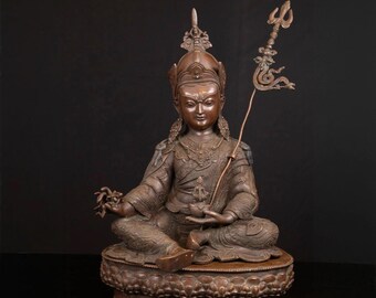 Estatua de Padmasambhava Guru Rinpoche hecha a mano en cobre oxidado