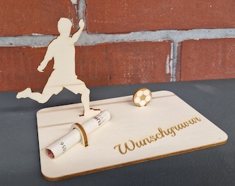 Presente em dinheiro com tema de futebol - Embalagem de madeira - Expositor - Aniversário / Primeira Comunhão / Casamento / Futebol / Jogador de futebol com bola