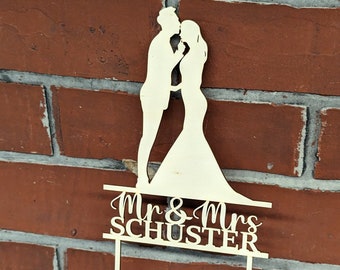 Cake topper / Cake topper en bois avec personnalisation et "Mr & Mrs" - gravure individuelle - pour mariage - couple avec baiser sur le front