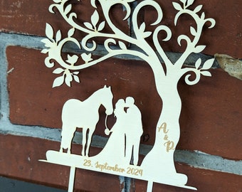 Cake topper en bois / Cake topper avec personnalisation - gravure individuelle - pour mariage - couple avec cheval sous un arbre