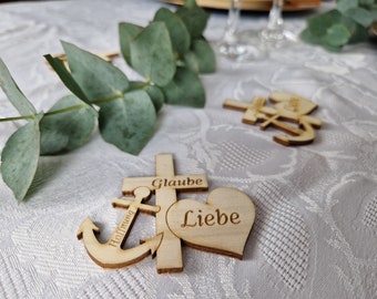 Houten tafeldecoratie - doop / communie / vormsel - strooidecoratie voor feesten - geloof, liefde, hoop - gegraveerd