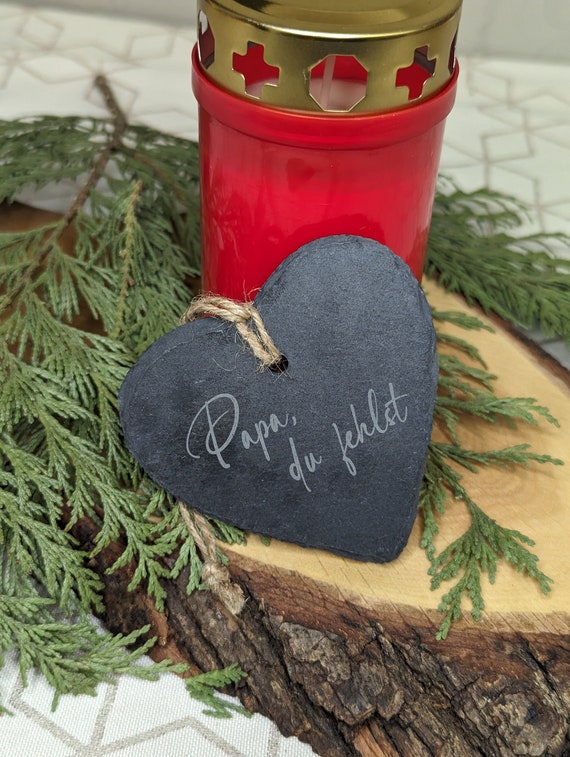 Personalisierbares Schieferherz (8cmx7,5cm) mit Aufhängung - Gedenkstein, Gastgeschenk oder Türschild - lasergraviertes Herz aus Schiefer