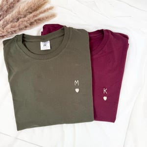 Tee-shirt avec initiale brodée - cadeau anniversaire personnalisé, cadeau homme, cadeau papa, cadeau maman, cadeau initiales