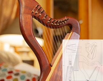Op de afbeelding: Een houten harp met een natuurlijke houten afwerking en snaren. De harp is 76 cm hoog en heeft een driehoekig lichaam. Een blauwdruk van de harp is te zien op de achtergrond.
