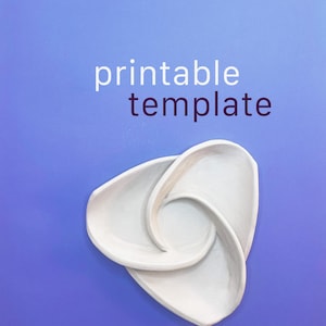 Puede incluir: Una escultura abstracta blanca de tres partes sobre un fondo morado. La escultura tiene un diseño suave y curvo. Las palabras "printable template" están en texto blanco en la parte superior de la imagen.