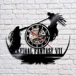 Könnte beinhalten: Schwarze Vinyl-Schallplattenuhr mit Silhouetten von Charakteren und dem Text "FINAL FANTASY VII". Das Zifferblatt hat ein detailliertes mechanisches Design mit schwarzen Zeigern und einem roten Sekundenzeiger. Die Uhr ist an einer weißen Backsteinmauer befestigt.