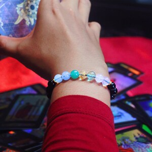 The Moon Tarot Makramee verstellbares Perlenarmband – Mondstein Quarz Opalite Onyx gelbes Messing – spiritueller Schmuck handgefertigt in Bali von Eufeme