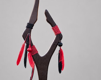Cajado de Penas Runebind, Cajado de Fantasia de Madeira Feito à Mão, Acessório de Traje Rúnico, Adereço Fotográfico para Festival na Floresta