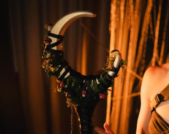 Mossryn Crescent Staff – Forest Moon Staff, Mossy Fantasy Prop met paddenstoelen, kostuumaccessoires, tovenarij cosplay, accessoire natuurmagiër