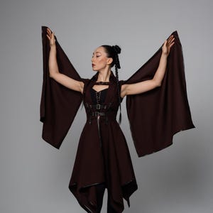 Vestido de fantasía marrón asimétrico, atuendo de inspiración steampunk con mangas extraíbles, prenda de fantasía en capas para personajes creativos.