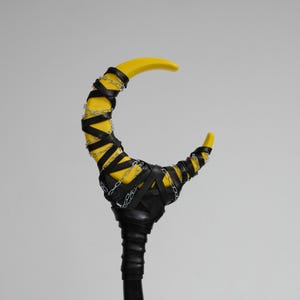 Bâton en aulne rehaussé de jaune et de bandes noires – baguette de sorcier, accessoire de festival, bâton wicca, accessoire de cosplay fantastique, bois d'aulne fait main