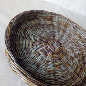 Kleurrijk rieten dienblad Rond rieten dienblad