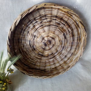 Versatile round wicker tray. Multicolored round wicker tray fruit organizer. Vibrant Wicker Fruit Tray - Kitchen Serving Basket