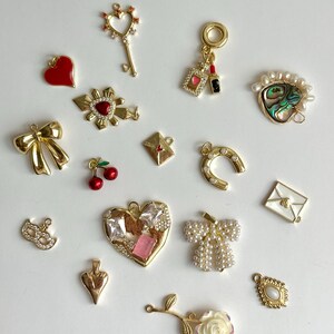 Coquette Charm Soup – vergoldete Herz- und Schleifen Charms | Romantische Schmuckanhänger für DIY Schmuck & Geschenke