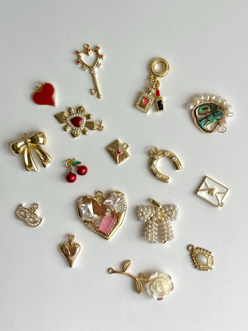 Coquette Charm Soup – vergoldete Herz- und Schleifen Charms | Romantische Schmuckanhänger für DIY Schmuck & Geschenke