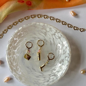 18 Karat vergoldeter Charm-Ohrring mit Liebesbrief, Cowboy Stiefeln oder Kaffeetasse, handgefertigt in Deutschland