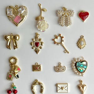 Coquette Charm Soup – vergoldete Herz- und Schleifen Charms | Romantische Schmuckanhänger für DIY Schmuck & Geschenke
