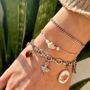 Personalisiertes Charm Armband aus versilbertem Edelstahl – 1 bis 10 Anhänger & 3 Kettenarten – Geschenkidee für Frauen und Freundinnen