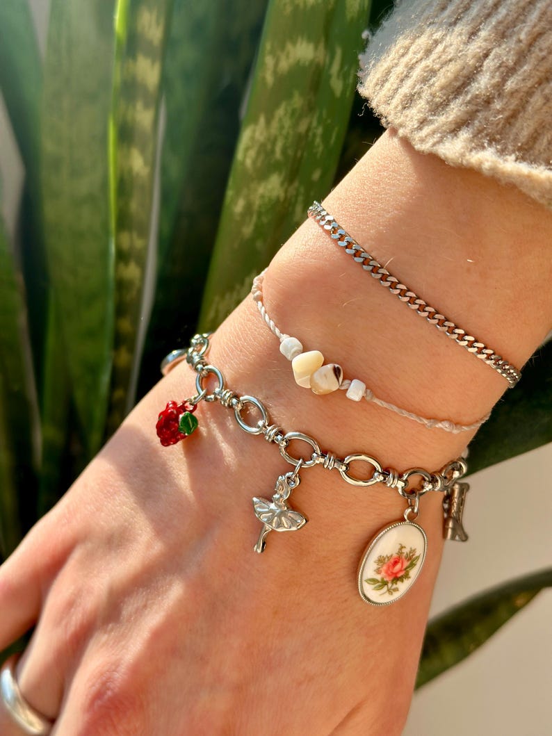 Personalisiertes Charm Armband aus versilbertem Edelstahl – 1 bis 10 Anhänger & 3 Kettenarten – Geschenkidee für Frauen und Freundinnen
