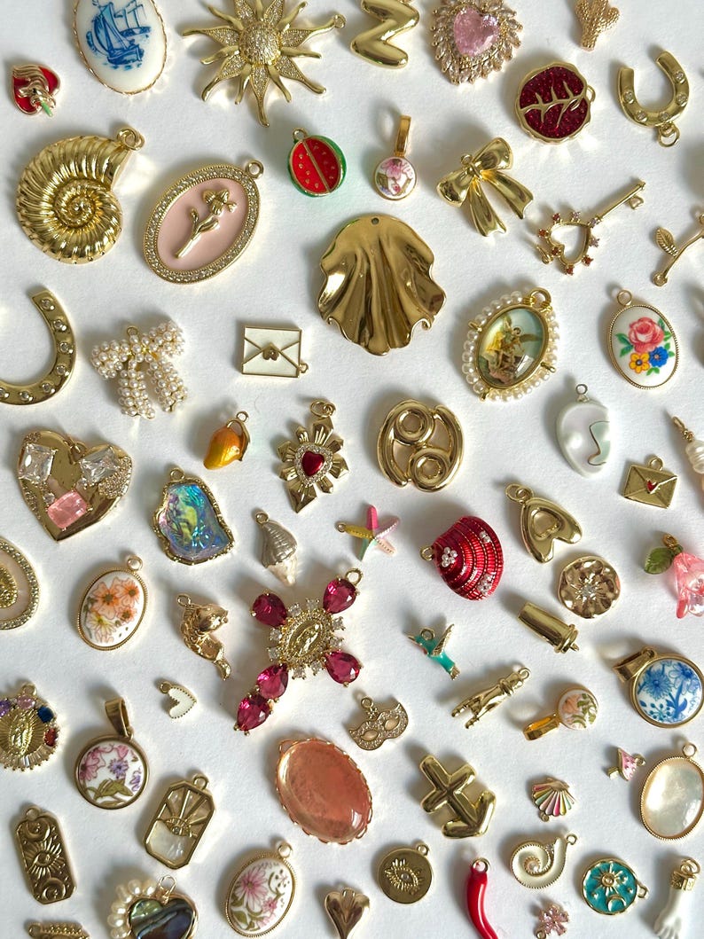 Coquette Charm Soup – vergoldete Herz- und Schleifen Charms | Romantische Schmuckanhänger für DIY Schmuck & Geschenke