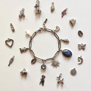 Personalisiertes Charm Armband Edelstahl versilbert | 1-10 Anhänger & Kettenstil wählen | Bettelarmband wasserfest nickelfrei Geschenk