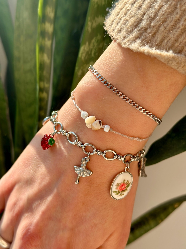 Personalisiertes Charm Armband aus versilbertem Edelstahl – 1 bis 10 Anhänger & 3 Kettenarten – Geschenkidee für Frauen und Freundinnen