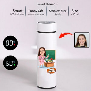 Könnte beinhalten: Weiße Thermosflasche aus Edelstahl mit schwarzem Deckel und digitaler Temperaturanzeige. Die Thermosflasche ist mit einem Cartoon-Bild einer Lehrerin mit einem Globus und Büchern an einer Tafel verziert. Der Text "MARIA MARTINEZ" ist auf der Thermosflasche aufgedruckt. Die Thermosflasche hat ein Fassungsvermögen von 450 ml.